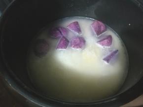 1、米饭和紫薯同时放到锅里煮熟，可以用专门的寿司米来煮，会比较软糯一点，也可以普通的大米加一部分糯米，以增加粘软性。