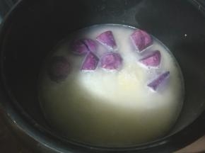 1、米饭和紫薯同时放到锅里煮熟，可以用专门的寿司米来煮，会比较软糯一点，也可以普通的大米加一部分糯米，以增加粘软性。