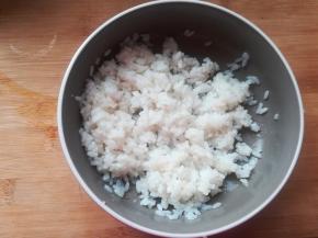 2 米饭煮好以后盛到稍大一点的碗里，趁热加入寿司醋拌匀放凉待用。没有寿司醋的，可以按照白醋：糖：盐以6：3：1的比的来调制。