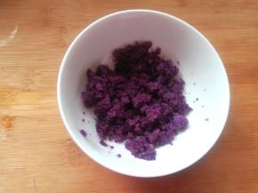 3 把蒸熟的紫薯压成泥状。