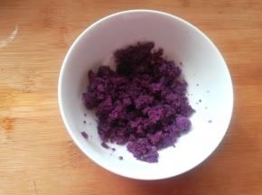 3 把蒸熟的紫薯压成泥状。