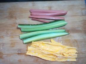 4 准备好包黄瓜、火腿肠、鸡蛋摊成的皮等食材。