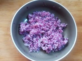 5 把紫薯泥加入米饭中拌匀。