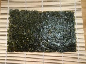 6 取半张海苔铺在卷帘上。今天的这种卷法只需要一次半张就够了。做寿司的紫菜是专门的寿司海苔，不是普通的紫菜哦，超市有售。