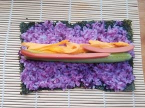 8 中间放上，黄瓜条，火腿肠和鸡蛋皮。