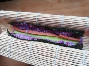 9 用手托起卷帘，让两端粘合在一起。因为米饭有粘性，会很自然的粘合在一起。