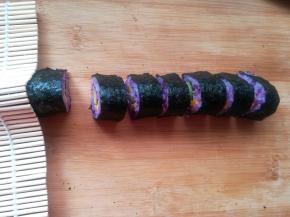 11 用刀沾凉水切片。