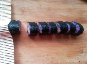 11 用刀沾凉水切片。