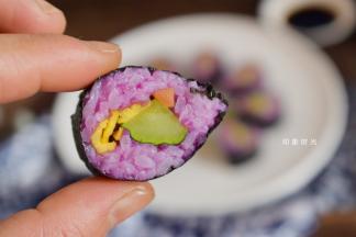 12 美美的紫薯寿司就做好了。快来尝一尝吧，不仅好看还很美味哦。