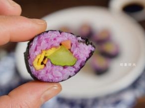 12 美美的紫薯寿司就做好了。快来尝一尝吧，不仅好看还很美味哦。