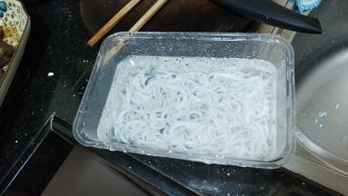 银鱼150g浸泡洗净备用