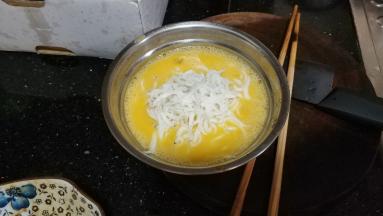 鸡蛋4只打散，放入沥干水分的银鱼，拌均匀