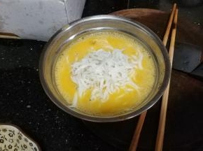 鸡蛋4只打散，放入沥干水分的银鱼，拌均匀
