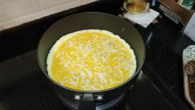 锅里放入油