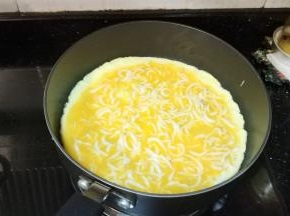 倒入银鱼蛋液煎至金黄