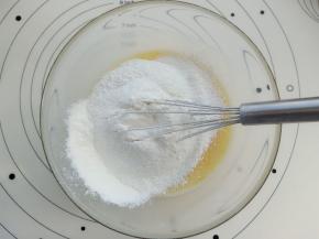 把低筋面粉和泡打粉混合筛入蛋液中，