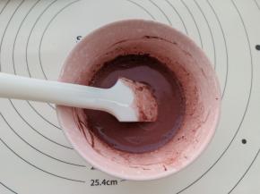 牛奶与红曲粉搅拌均匀。