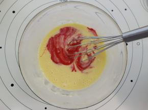 加入红曲粉液体并呈