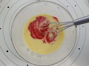 加入红曲粉液体并呈