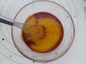 分两次加入黄油并搅拌均匀。