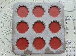 玛德琳模具先刷一层薄薄的黄油，再撒一层低筋面粉，把多余的粉控出去。挤入面糊，震几下烤盘。这个方子的量正好挤9个。