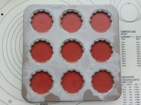 玛德琳模具先刷一层薄薄的黄油，再撒一层低筋面粉，把多余的粉控出去。挤入面糊，震几下烤盘。这个方子的量正好挤9个。