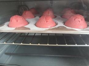 烤箱180度预热10分钟后放入中层，烤15分钟，出现凸起状，你就成功了。