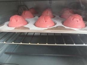 烤箱180度预热10分钟后放入中层，烤15分钟，出现凸起状，你就成功了。