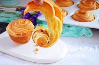 一层一层的，搭配上核桃碎跟麻酱，香味浓郁