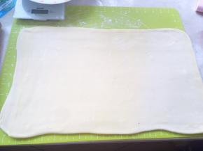 冰箱取出冷藏的面片，撒点干粉，擀成长方形，大约约为揉面垫的大小