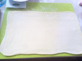 冰箱取出冷藏的面片，撒点干粉，擀成长方形，大约约为揉面垫的大小