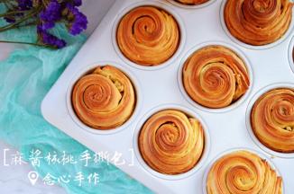 出炉凉透，轻轻一拿就将手撕包取出来啦