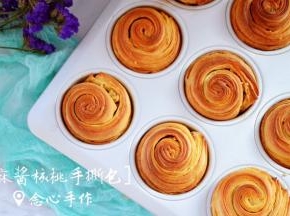 出炉凉透，轻轻一拿就将手撕包取出来啦