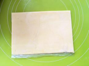 裹入用黄油室温软化，装入小号保鲜袋，将保鲜袋对折，用擀面杖将黄油擀成均匀厚度的黄油片，入冰箱冻硬