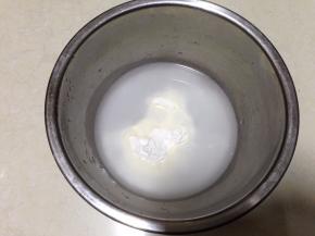 汤种的原料入锅， 搅拌至无面粉颗粒