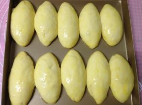 入温暖湿润处，二次发酵至两倍大