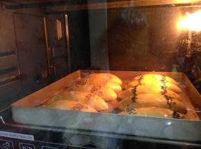 入烤箱，中层，烘烤20分钟左右即可