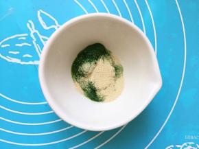 菠菜泥和酵母拌匀至酵母融化