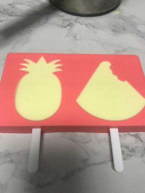 倒入模具后轻轻震下，排出起泡。最后送进冰箱冷冻室进行冷冻，冷冻7-8小时即可出膜，也要根据个人冰箱温度觉得冰冻时间，如果状态变硬就是冷冻好了。