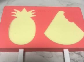 倒入模具后轻轻震下，排出起泡。最后送进冰箱冷冻室进行冷冻，冷冻7-8小时即可出膜，也要根据个人冰箱温度觉得冰冻时间，如果状态变硬就是冷冻好了。
