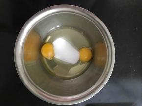 鸡蛋与细砂糖混合，搅拌到无糖粒