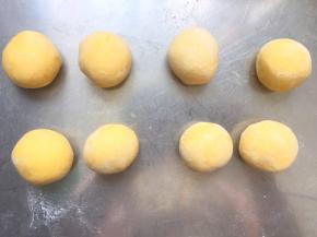 把南瓜面团分成等量大小，揉圆，盖保鲜膜放止风干表皮