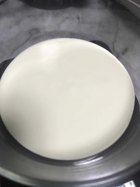 冷藏的180克淡奶油加入10克糖粉。