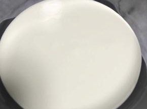 冷藏的180克淡奶油加入10克糖粉。