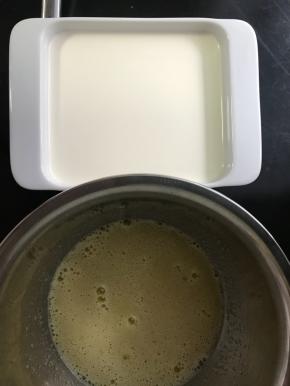 将蛋液倒进牛奶和淡奶油的混合液中搅匀