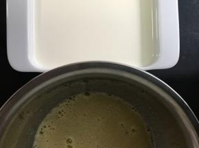 将蛋液倒进牛奶和淡奶油的混合液中搅匀