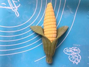 包在整好形的玉米生坯上