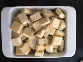吐司片倒进方烤碗