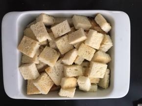 吐司片倒进方烤碗