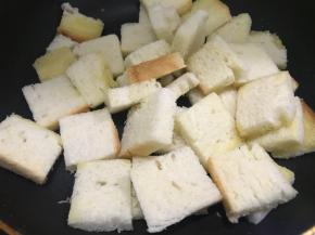 倒入吐司片，两面都沾取黄油